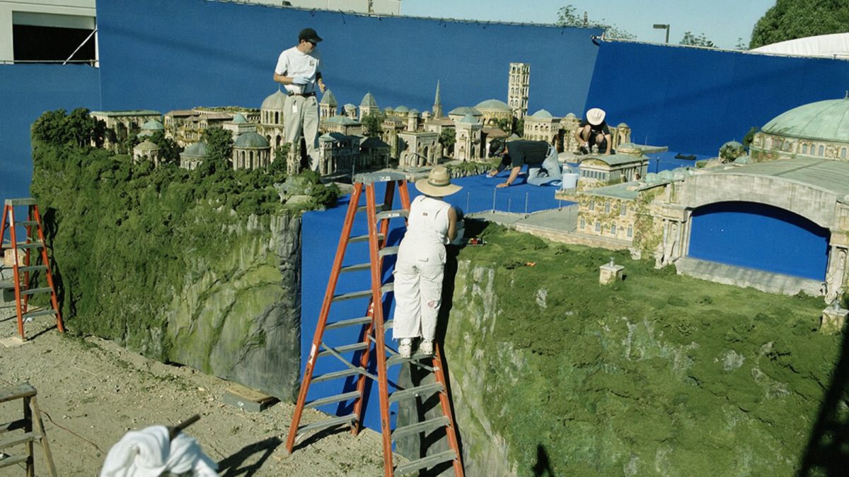 Die Modellbauer bei der Arbeit am Theed-Wasserfall-Modell für Star Wars: Episode I - Die dunkle Bedrohung