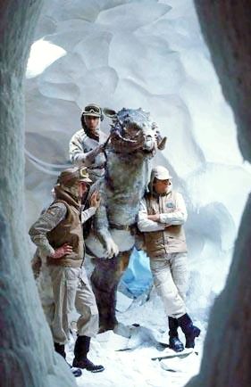 Und es steht doch: Das Tauntaun erwartet seinen Einsatz in den Echo-Basis-Kulissen