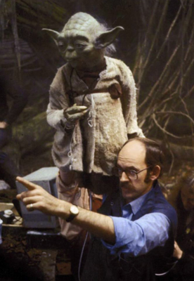 Frank Oz mit Yoda beim Dreh von Das Imperium schlägt zurück