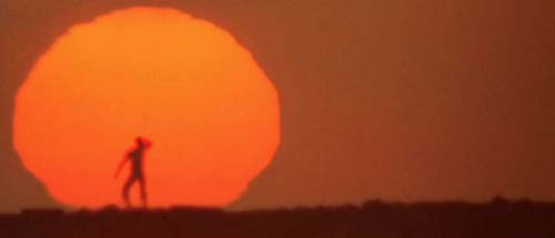 Rote Sonne über einer trostlosen Welt